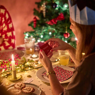 House of Games Christmas Crackers Pack of 6 with Original Quiz Rounds and Trophy