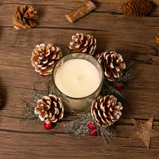 Christmas Wreath Scented Fragranced Candle Pot Ornament ~ Xmas Table Centrepiece Decoration ~ White Wax - Spiced Clove & Ginger