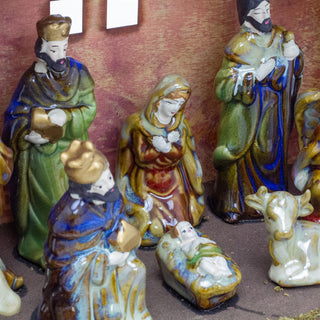 11-Piece Traditional Nativity Set with 10 Ceramic Figures & Wooden Stable - 30cm